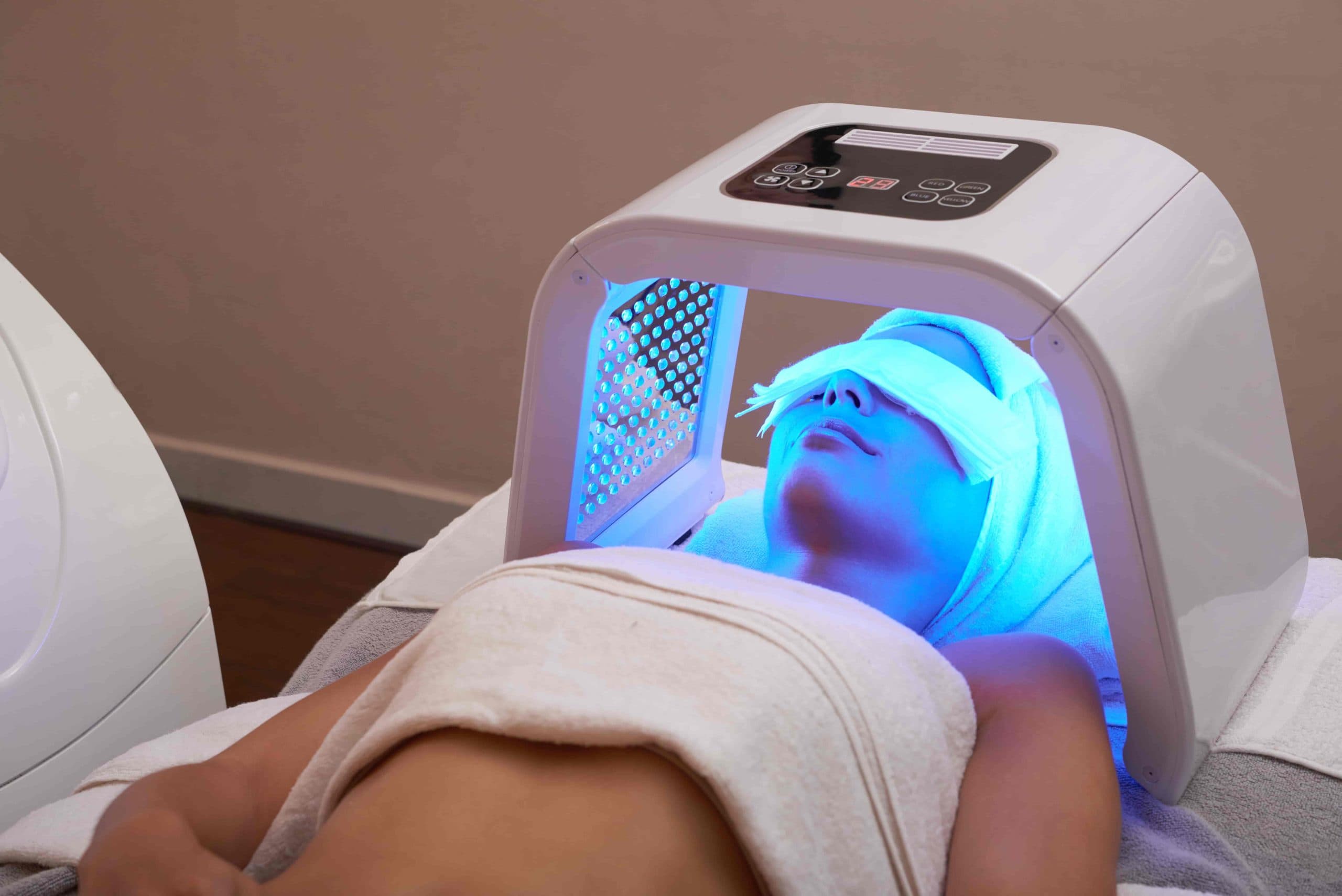 séance appareil luminothérapie visage utilisé par une femme