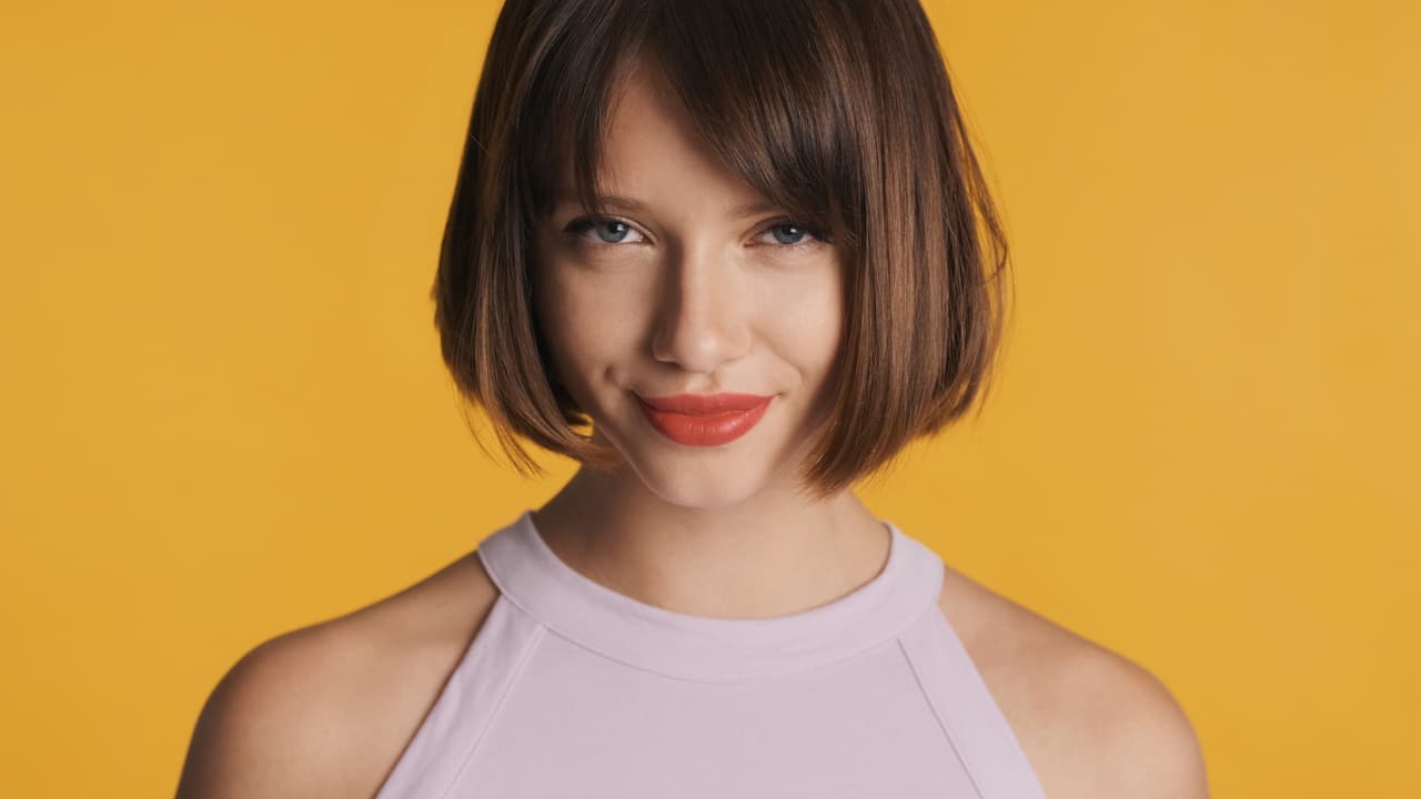 femme avec une coupe carré sur fond orange