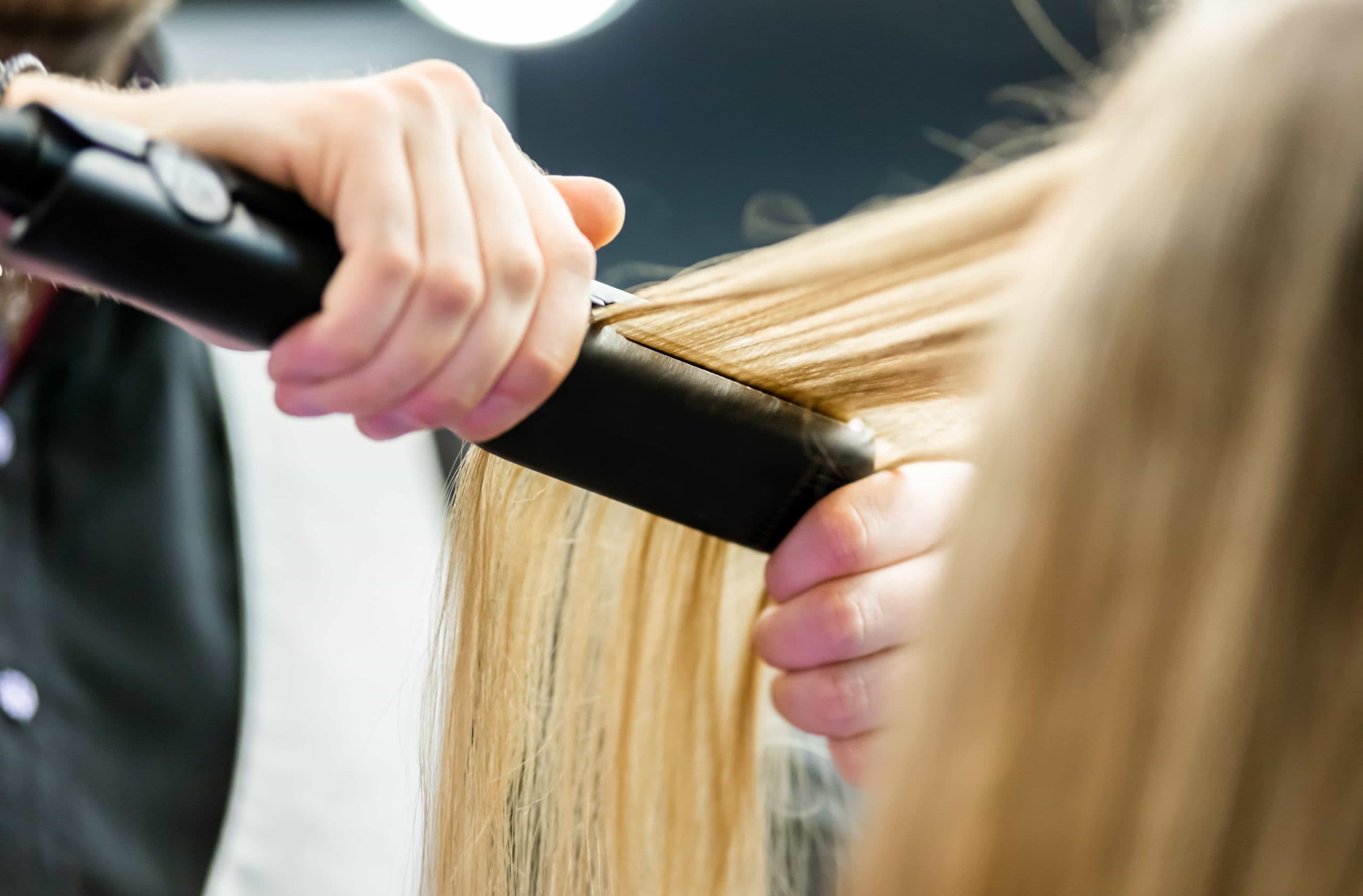 Utilisation d'un lisseur vapeur professionnel sur femme