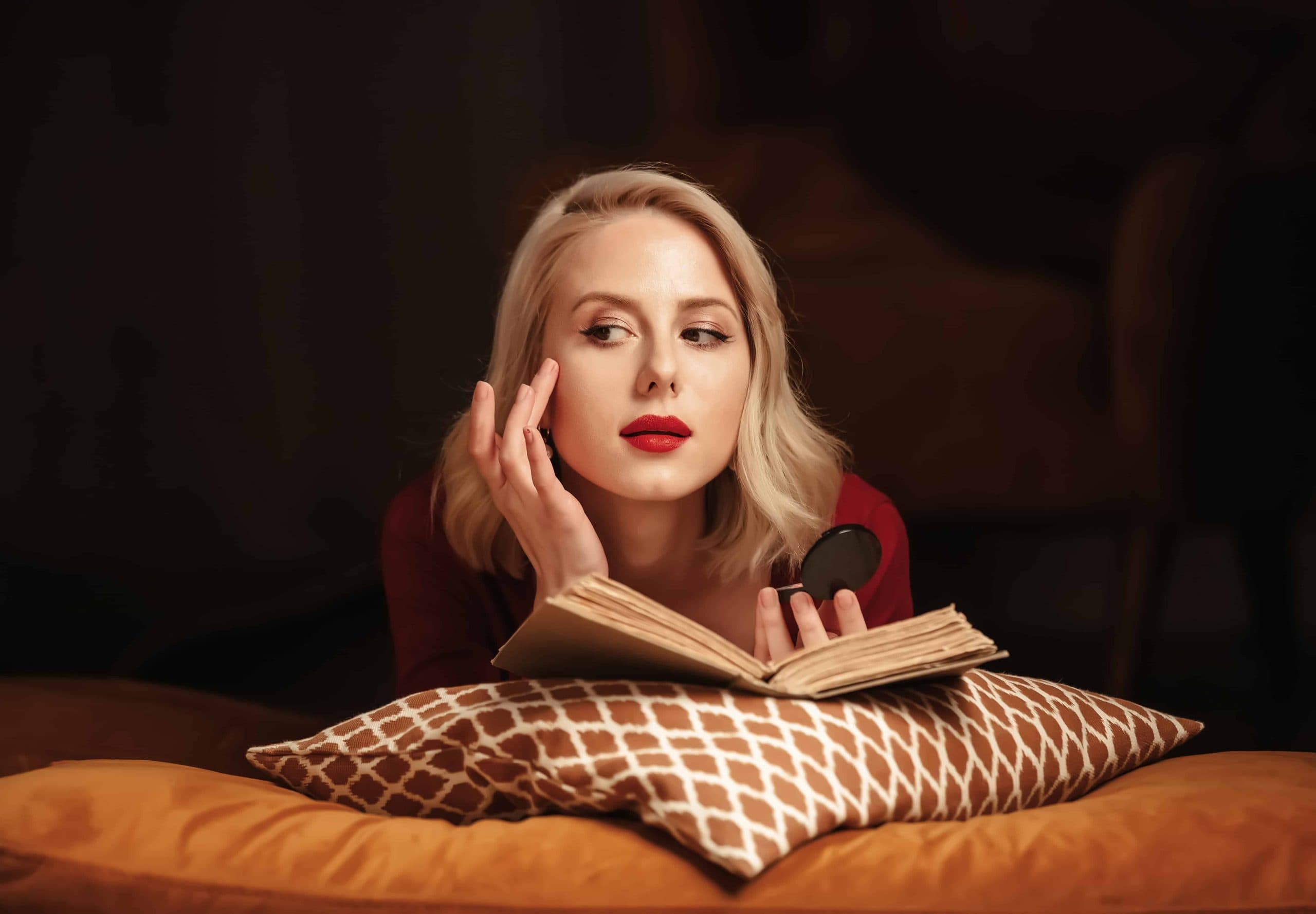 jeune femme en train d'appliquer du blush liquide