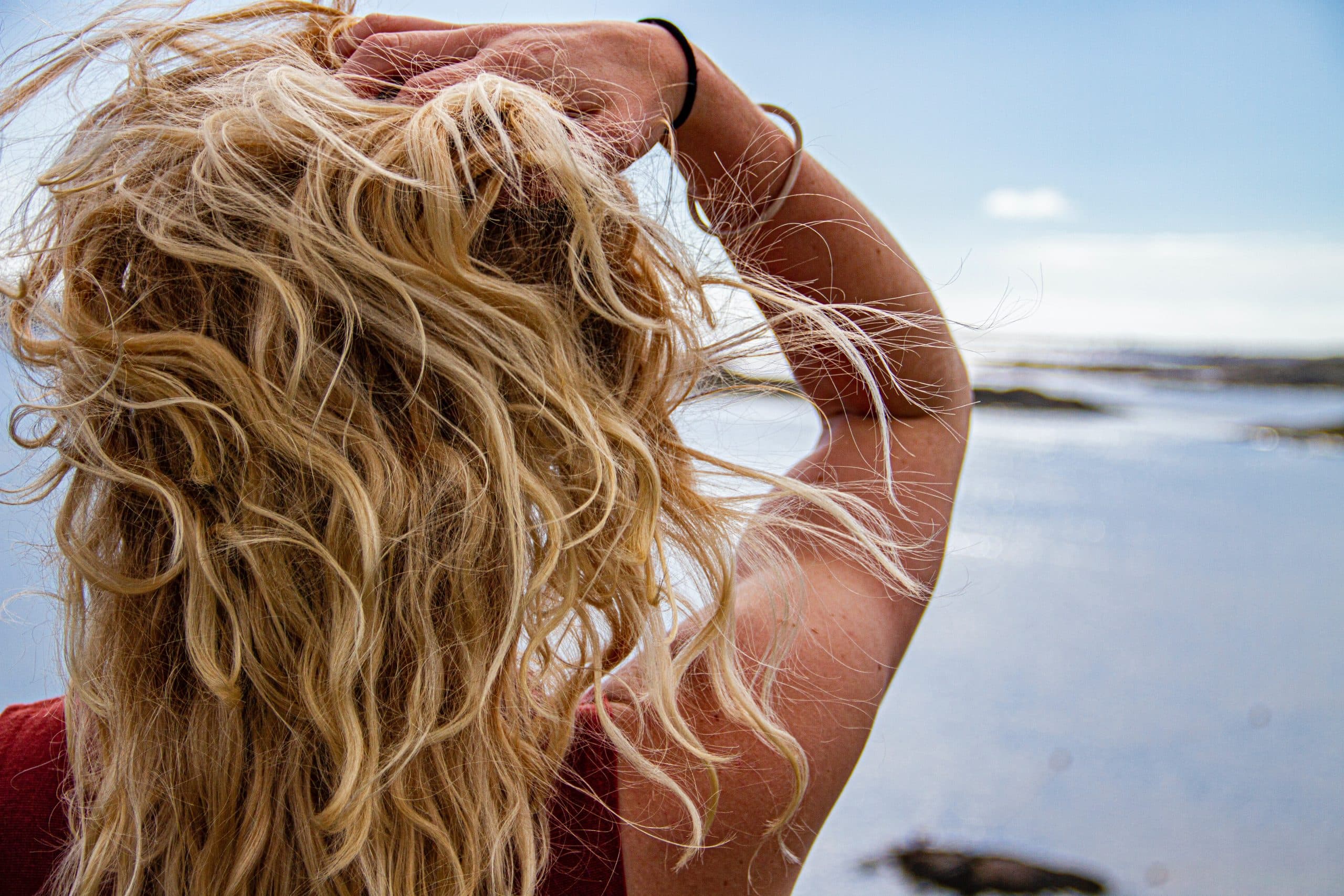 cheveux nettoyés avec un shampoing purifiant