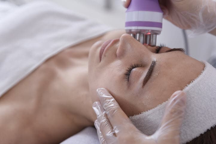 femme traitement radiofréquence visage