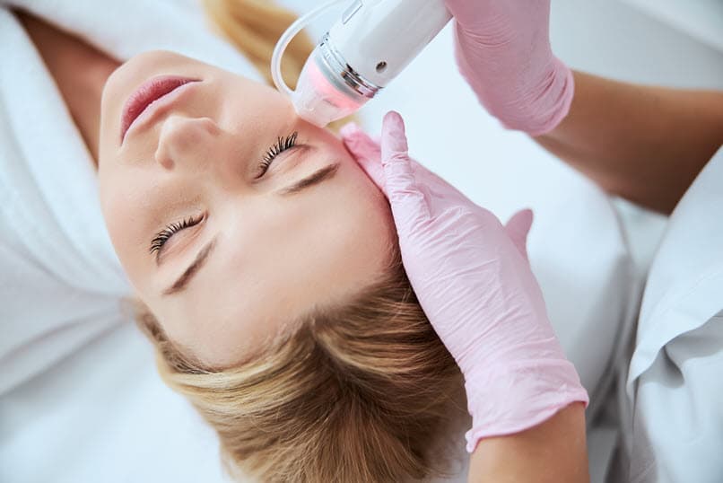 femme pendant séance radiofréquence contour yeux